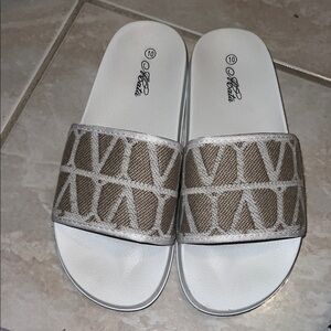 Abata tan and white canvas slides (40)
